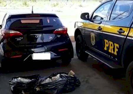 PRF encontra droga em carro locado e prende traficante reincidente no crime