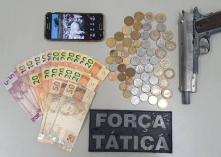 PM recupera carro tomado em assalto e prende criminosos na Capital