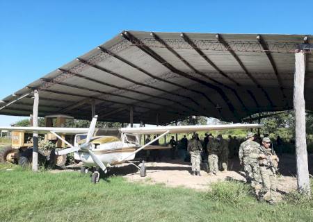 Ação na fronteira apreende 385 kg de cocaína e um avião