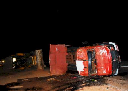 Caminhão carregado com retroescavadeira tomba na rotatória de Santa Rita do Pardo