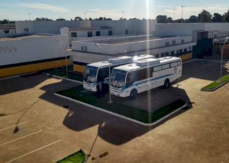 Agepen recebe ônibus adaptados do Depen para transporte de presos em MS