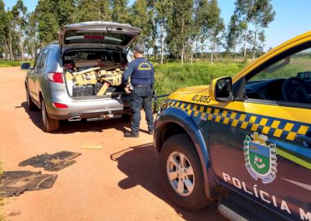 Ao avistar a Polícia Militar Rodoviária, traficante abandona carro com 910 kg de maconha