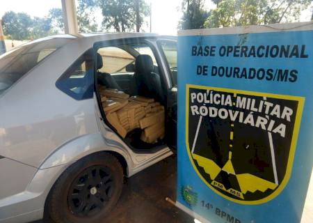 Em Dourados, pneu fura e traficante abandona carro de Ivinhema abarrotado de maconha