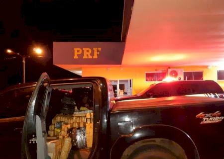 PRF apreende 1,2 ton de maconha e recupera caminhonete na BR-262