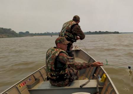 Polícia Ambiental fiscaliza 39 barcos, 108 pescadores e apreende oito espinheis com 235 anzóis