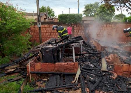 Residência pega fogo e fica completamente destruída em Batayporã