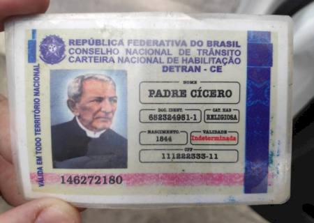 Idoso parado em blitz em Alagoas apresenta ''carteira de habilitação'' de Padre Cícero e Frei Damião