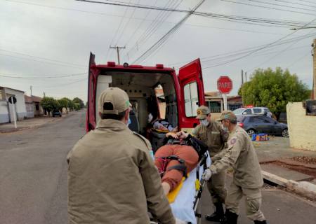 Vídeo: Colisão entre motoneta e carro deixa dois feridos em Nova Andradina