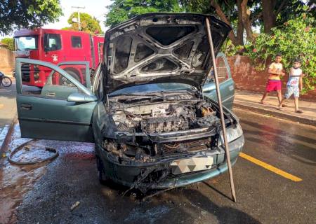 Em Ivinhema, bombeiros combatem incêndio em veículo com placas de Batayporã