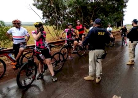 PRF faz operação nas rodovias de MS para orientar ciclistas sobre regras de circulação de trânsito