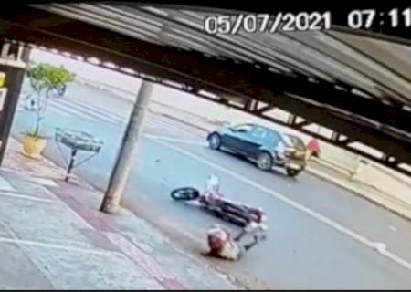 Mulher é atropelada na faixa de pedestre por motociclista na Capital