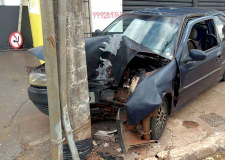 Vídeo: Em Nova Andradina, jovem colide carro em poste e acaba preso por embriaguez ao volante