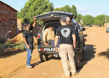 Homem é preso depois de tentar enterrar cachorra viva no quintal de casa