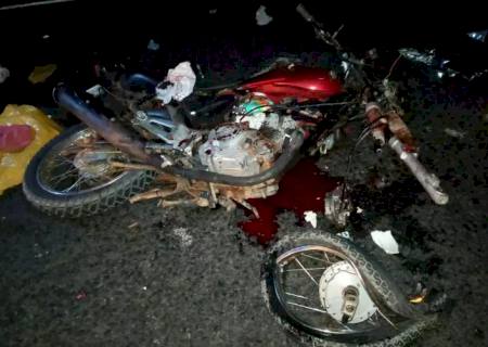 Motociclista tem cabeça dilacerada ao colidir de frente com caminhão