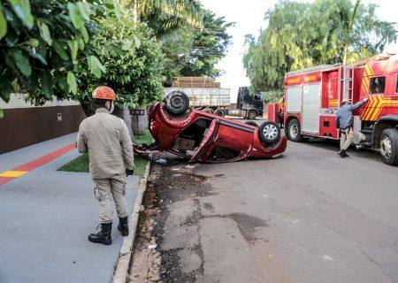 Carro colide com caminhão e capota em Campo Grande