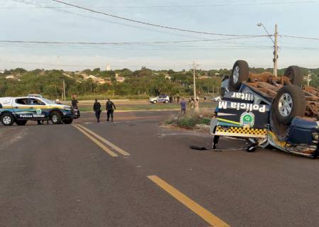 Viatura da PM capota durante perseguição a motociclista em Campo Grande