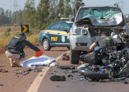 PRF que seguia em comboio de motos morre ao bater de frente em caminhonete