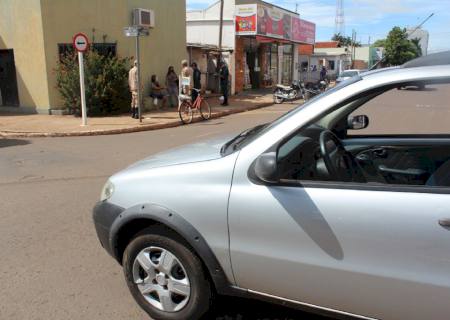 Idosa de bicicleta fica ferida ao ser atingida por veículo em Nova Andradina