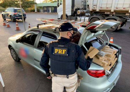 PRF em Três Lagoas prende casal levando meia tonelada de maconha em carro roubado