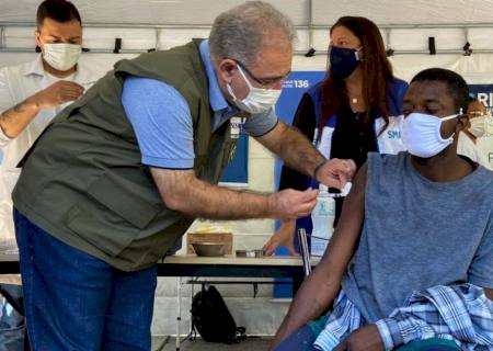 Brasil aplica mais de 2,56 milhões de doses de vacina em 24 horas