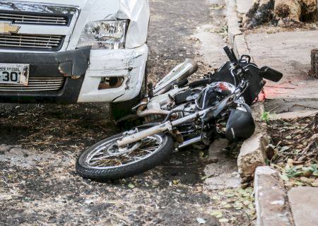 Motociclista é socorrido em estado grave ao ser atropelado por motorista bêbado na Capital