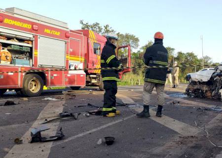 Carro colide de frente com carreta e condutor morre na BR-163 em Campo Grande