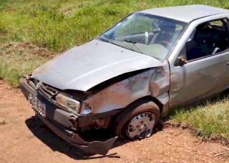 Carro capota em curva e casal fica ferido na MS-141 em Ivinhema