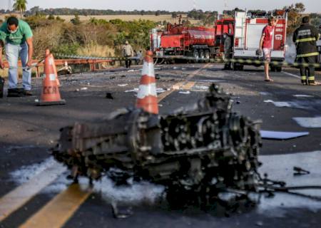 Paciente e motorista morrem em acidente com ambulância e caminhão carregado de milho na BR-163