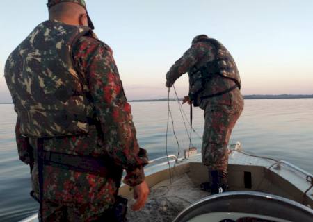 Polícia Ambiental de Bataguassu fiscaliza 14 embarcações, apreende 250 metros de redes de pesca