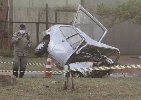 Motorista morre ao perder controle e colidir Gol em contenção na Capital