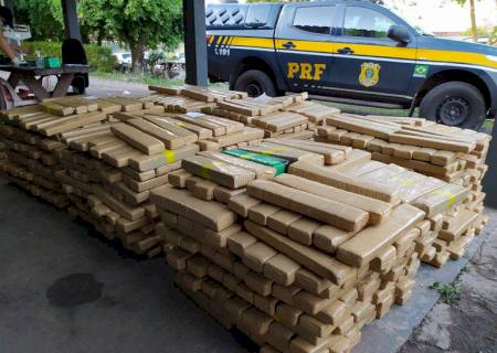 Traficante foge da PRF e abandona caminhonete locada abarrotada de maconha em MS