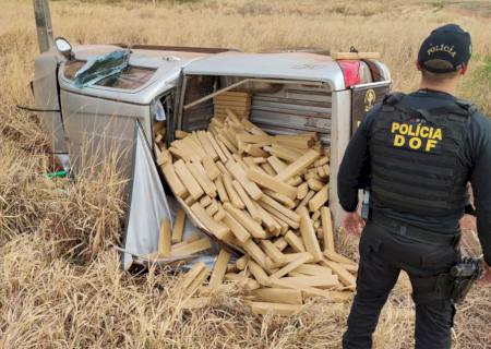 Vídeo: Caminhonete capota com mais de uma tonelada de maconha durante fuga do DOF em Ponta Porã