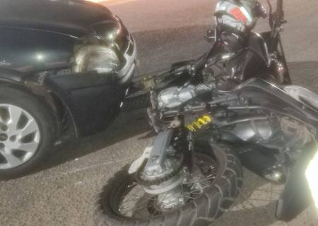 Colisão entre moto e carro é registrada na Moura Andrade