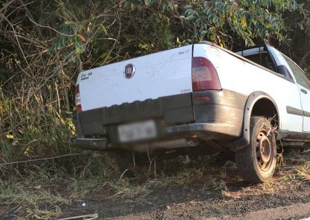 Picape capota na MS-276 em Batayporã, após condutor levar fechada de carreta