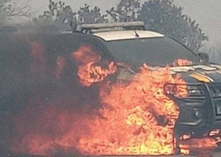 Vídeo: Viatura da PRF é destruída por incêndio na BR-060