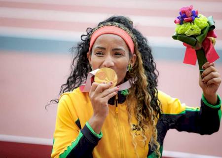 Sul-mato-grossense Silvânia Costa sagra-se bicampeã paralímpica no salto em distância