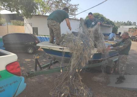 Vídeo: PMA fiscaliza 110 embarcações, 250 pescadores e apreende 140 redes de pesca nos rios Paraná e Apa