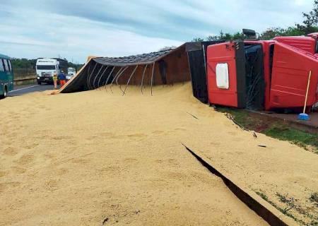 Carreta carregada com farelo de soja tomba na BR-163 em Dourados