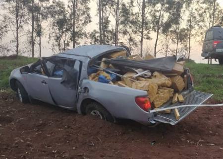 Vídeo: DOF encontra caminhonete capotada com 1,3 tonelada de maconha em Ponta Porã