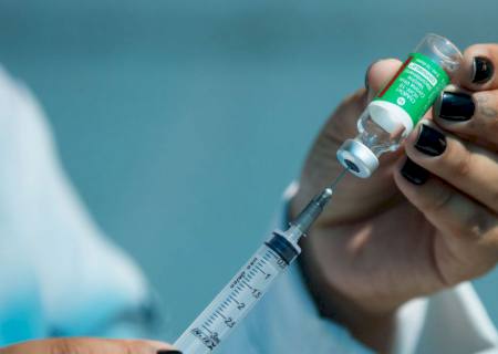 Ministro anuncia dose de reforço para profissionais de saúde