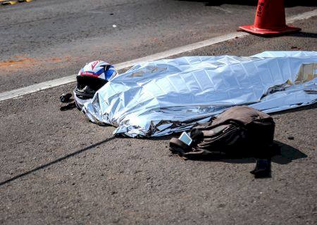 Motociclista colide na traseira de van e morre na Capital