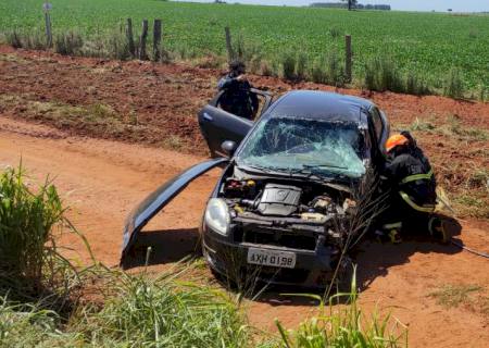 Vídeo: Van da Prefeitura de Batayporã é atingida por carro na BR-376 em Nova Andradina