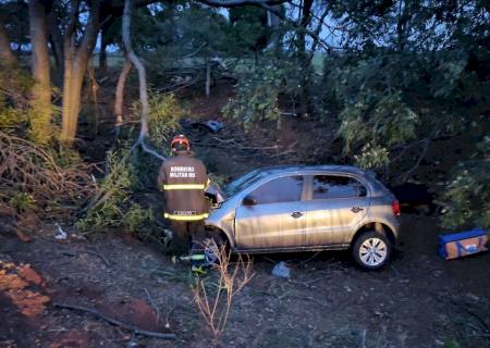 Homem fica ferido após capotar carro e ficar preso nas ferragens em Taquarussu