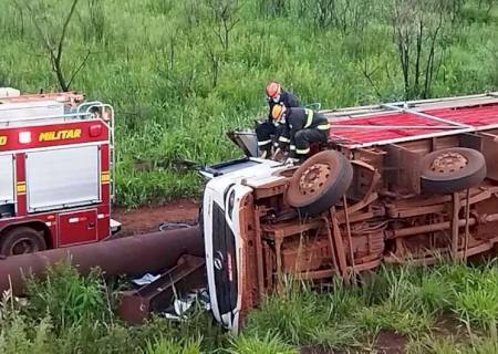 Caminhoneiro morre prensado após tombamento próximo da ponte sobre o rio Dourados