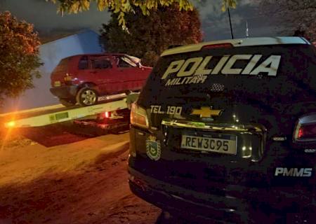 Ladrões furtam carro e atropelam duas pessoas durante fuga da polícia em Campo Grande