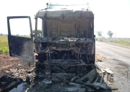 Vídeo: Cavalo mecânico fica destruído por incêndio próximo a Nova Casa Verde