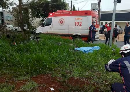 Moto com placa de Nova Andradina colide em poste e motoentregador morre em Dourados