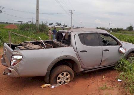 Ao evitar acidente frontal, condutor tira veículo da pista, mas perde controle e capota na BR-376