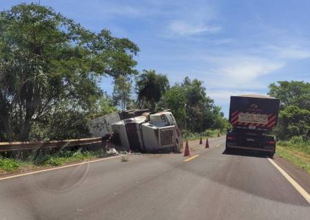 Carreta carregada com areia tomba na BR-376 entre Ivinhema e Deodápolis