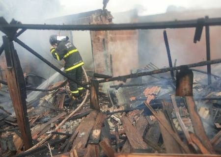 Vídeo: Residência é incendiada e fica destruída em Nova Casa Verde